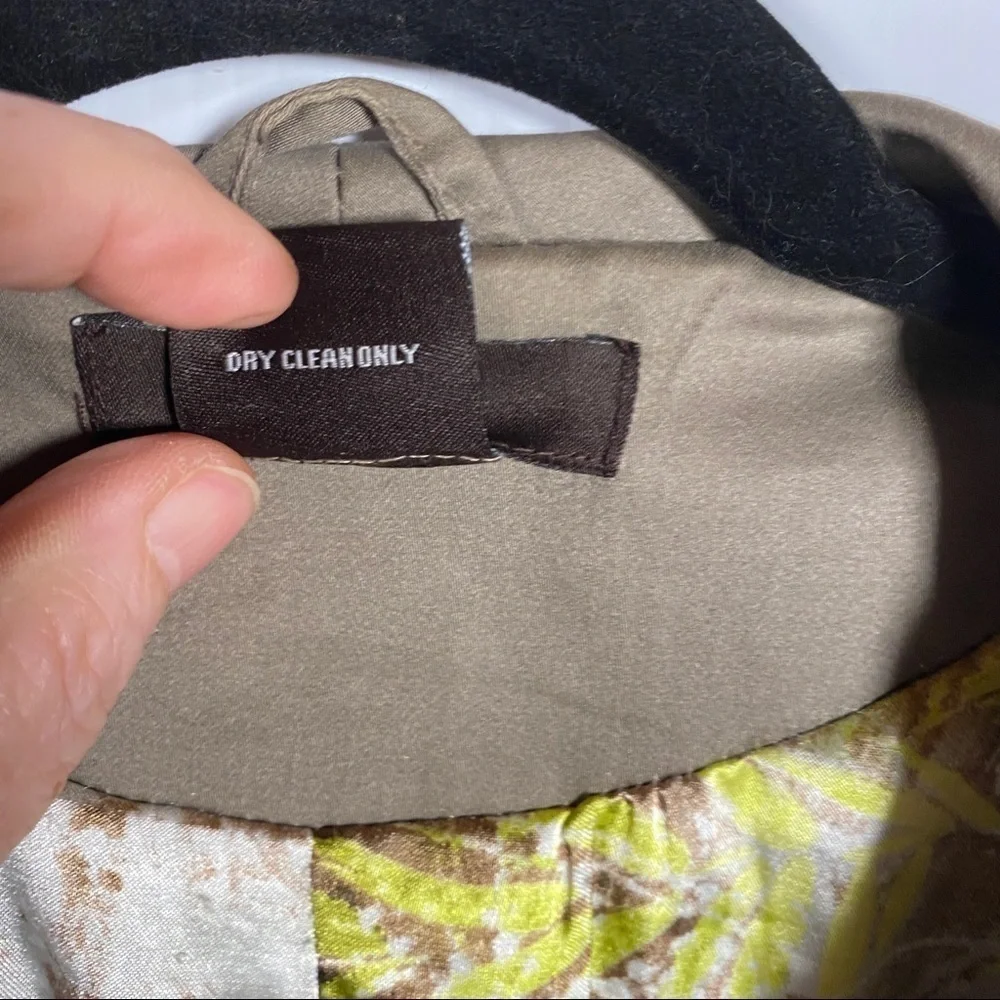 LUII Women’s coat. Ruffles and buttons up the front. Zips closed. 3/4 sleeves. S - Picture 4 of 7